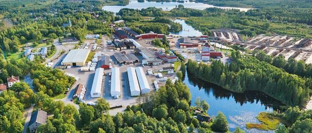 Midsommarfest i Hasselfors Tidigt på midsommaraftonens morgon hördes traktorn med den lövade vagnen åka runt i samhället och samla upp alla barn, som ville följa med till Bruket och klä