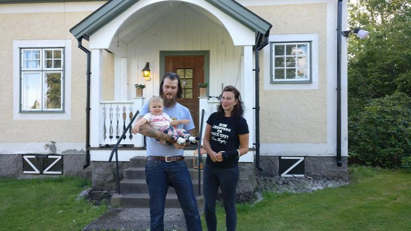 Vi (jag och min sam-bo) bjöds in till ett smakfullt renoverat kök i milda färger, samstämt och passande till husets stil och ålder.