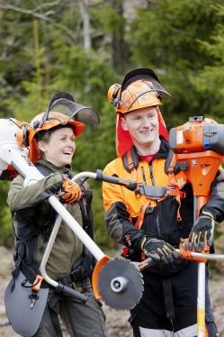 Röjsågskörkortet Sollefteå Röjsågskörkort RA + RB Lär dig att sköta och hantera röjsåg på ett säkert och effektivt sätt, med mål att klara röjsågskörkort.