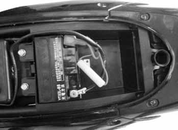 Enduro schwedisch 29.02.2008 9:24 Uhr Seite 25 Säkringen är placerad nära batteriet (öppna sadeln, se punkt 3.8). Öppna säkringshållaren, Lossa säkringskopplingen på säkringskabeln.