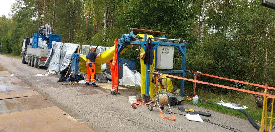 Kompositröret byggs som sagt upp av en strumpa av väv eller filt och en härdplast.