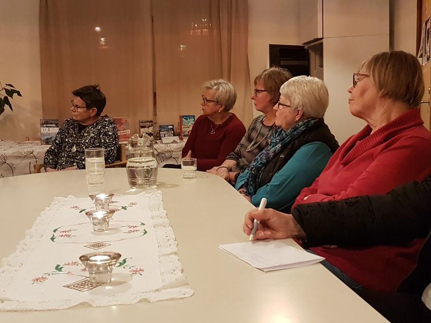 Bokcirkel 2018 Vi är några kvinnor som dragit igång en bokcirkel på ön, många läser böcker, men man har ingen att diskuterar med om vad