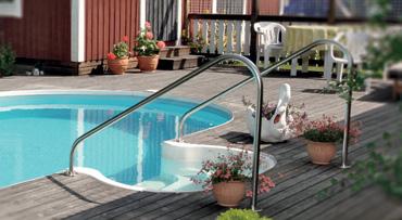Trappan har fyra steg, är 150 cm bred och 125 cm djup. Den är tillverkad av en speciell gelcoat som klarar poolens kemikalier. Stommen är av glasfiberarmerad polyester.