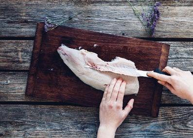 Med rätta redskap är det lätt att komma igång med hanteringen. För hantering av fisk behövs en vass kort kniv, fisksax eller slidkniv för att öppna fiskens buk.