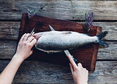 Fiskbenen kan plockas bort med pincett eller för hand. På våren är det populärt med sikmete.