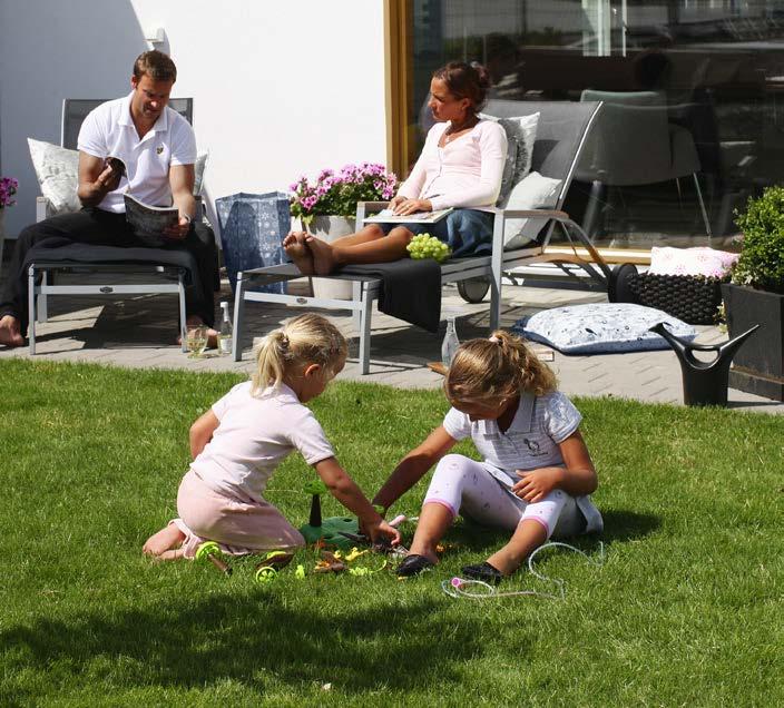 Allt för att ge dig perfekta grundförutsättningar när du ska inreda ditt nya hem. 2 2. Sociala kök Samtliga hus är inredda med släta grå köksluckor och bänkskiva i grå laminat.
