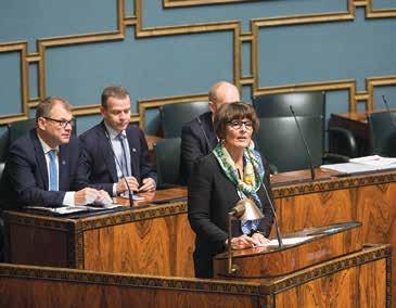 Hur stiftar man en lag? Ministern svarar på en riksdagsledamots fråga. Riksdagens viktigaste uppgift är att stifta lagar. Lagförslagen förbereds noggrant.