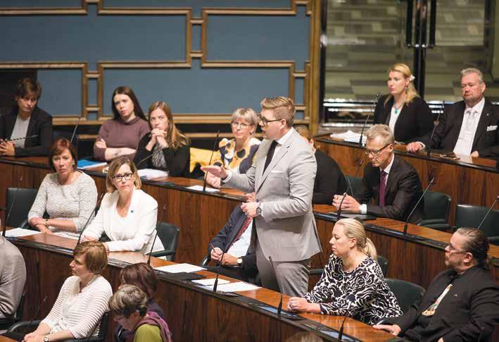 Då kallas lagförslaget proposition. Också riksdagsledamöterna kan föreslå en ny lag. Ett förslag om en ny lag behandlas vanligen i riksdagen i 2 4 månader.