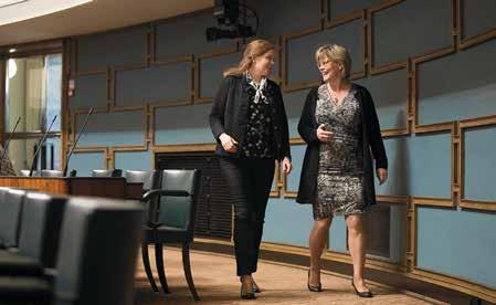 På vissa plenum tar riksdagen beslut, på andra plenum diskuterar man bara. När riksdagen tar beslut, är nästan alla på plats.
