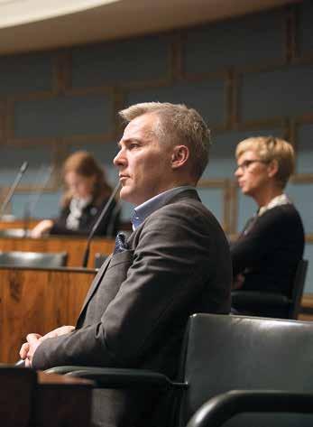 Riksdagens diskussioner på så kallade snackplenum är en viktig del av demokratin.