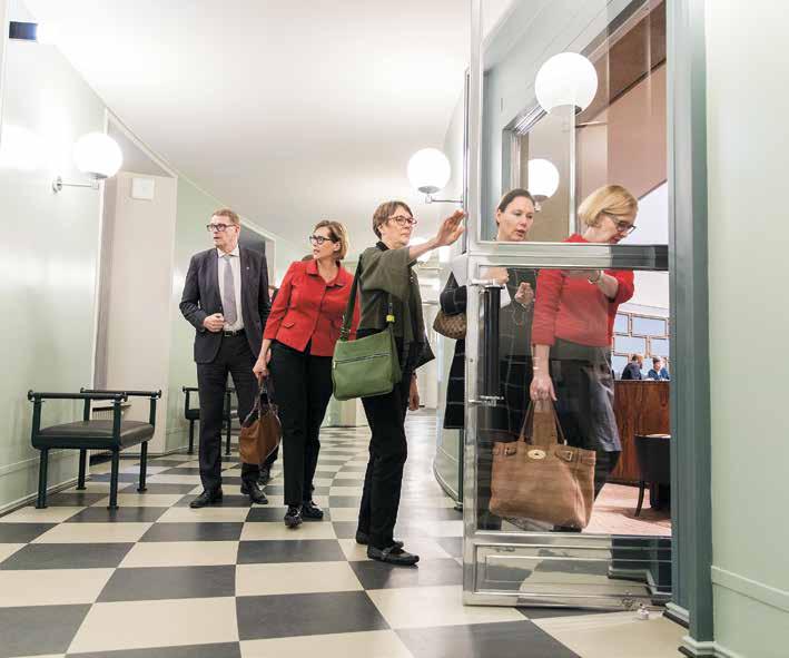 Vem kan bli riksdagsledamot? Man får rösta och ställa upp som kandidat i val när man har fyllt 18 år. Alla röstberättigade har en röst i valet. Det är riksdagsval vart fjärde år.