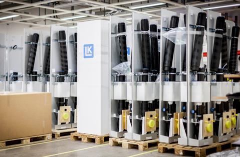 80 590 95 165 50 95 220 220 Monteringsanvisning LK Våtrumskassett SAFE, plåt och kakel Leveransomfattning Produkten levereras på Europall och innehåller: bakplan med