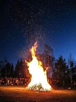 Valborg på Strömbäck Välkommen på traditionsenligt valborgsfirande på Strömbäck! 19.00 Vårsoaré i aulan 20.
