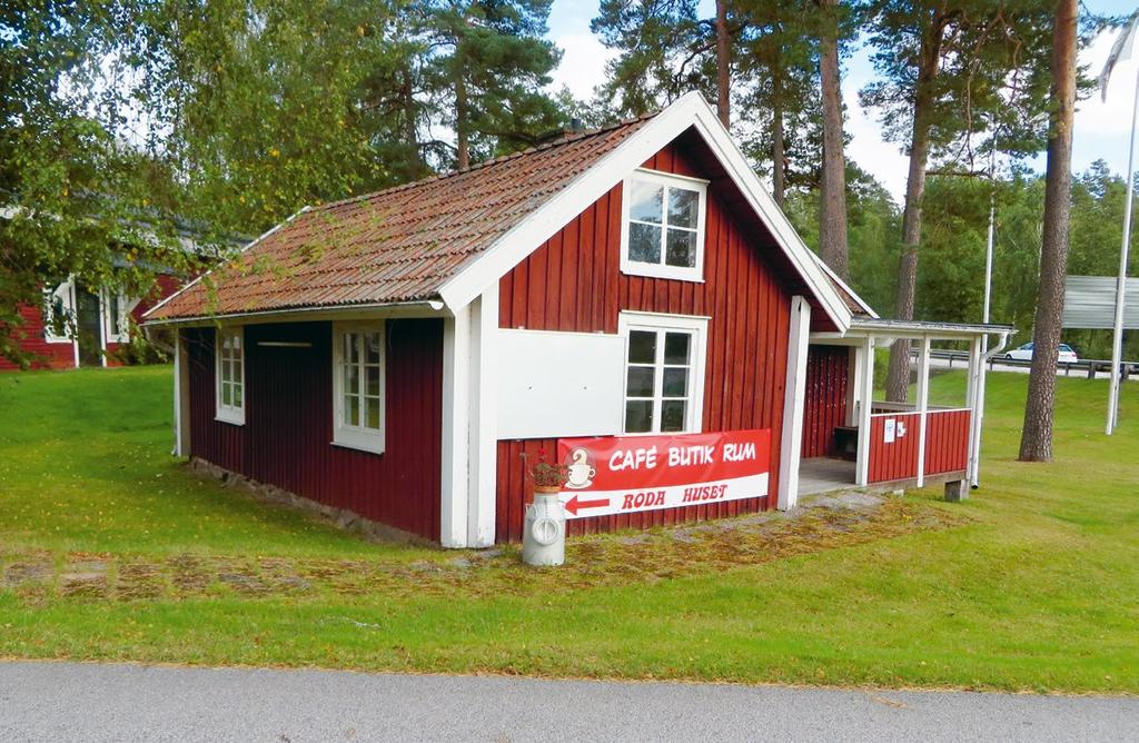 14. Grönadal Den lilla stugan Grönadal användes också som arbetarbostad. Den ska ha flyttats hit från en plats som kallades Ballrahall, som låg tvärs över dagens stora väg.