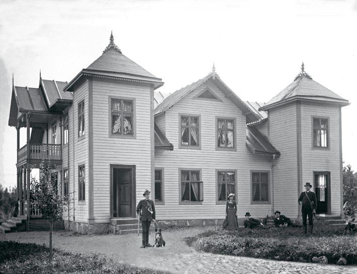 16. Bruksgården Bruksgården. (Foto: Smålands museum). Bergqvist matservering i huset. Hennes man Knut dog 1953. Då var han i 80-årsåldern men Hilda som var nästan 30 år yngre bara kring 50.