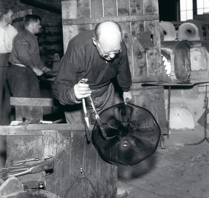 Formgivare vid Lindefors/Strömbergshyttan Knut Bergqvist i hyttan 1935. (Foto Smålands museum).
