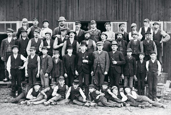 Arbetsstyrkan 1889, med pojkar som jobbade i hyttan. (Foto Smålands museum). Hyttan kring 1950. (Familjen Bergqvists privata arkiv). 1. Hyttan och bruket Lindefors glasbruk anlades 1876 av John Lindqvist på Lindeskruvs gård och den förmögne riksdagsmannen Johan August Sjö.