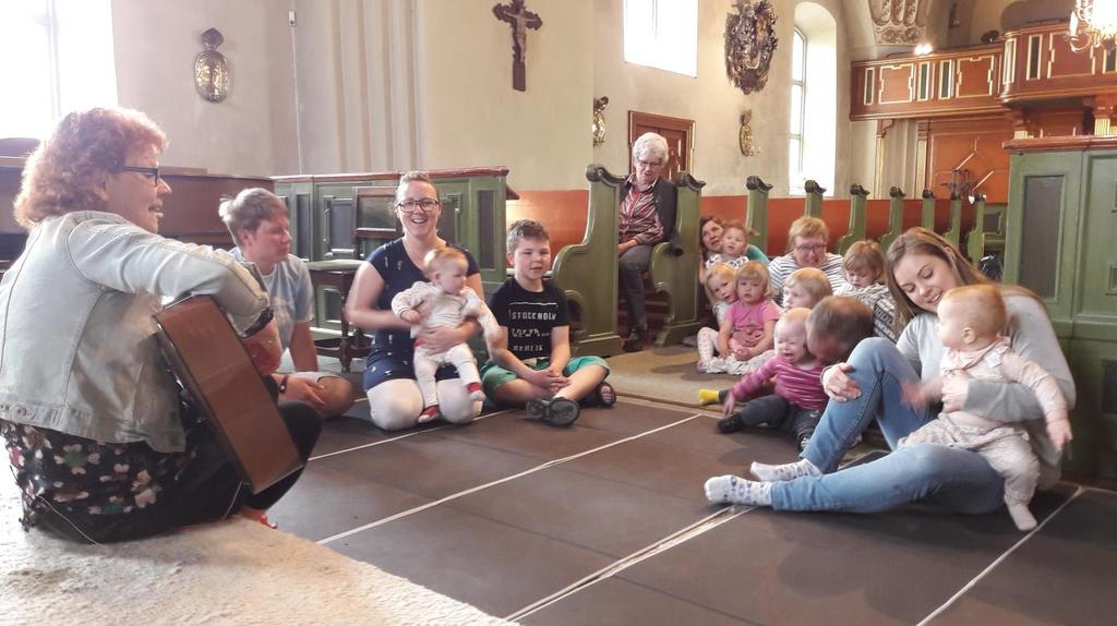 Besök på Klapp- och klanggudstjänst Vid terminsavslutningen på Klapp- och klanggudstjänsterna gjorde jag ett besök och träffade de engagerade ledarna Ann och Lotten samt mammor, en farmor, en farfar
