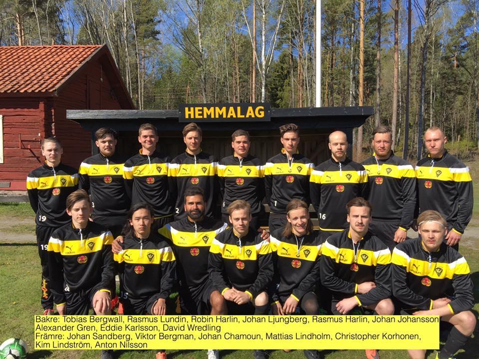 På bilden ser Du större delen av årets herrtrupp DGIF:s herrlag i fotboll Laget spelar i division 6 Västmanland och ligger för närvarande trea (I skrivandets stund återstår det två matcher av