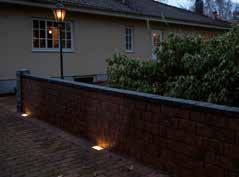 Markbelysning Med markbelysning kan Du njuta lite extra av trädgården även efter mörkrets inbrott. Rätt placerad kan belysningen, förutom att lysa upp miljön.