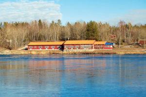 Aktiviteter på grannöarna Ornö Skärgårdshotell Snart öppnar Ornös första hotell, i Brunnsviken på öns sydvästra sida. Hotellet ska heta Ornö Skärgårdshotell och ägs av Sundby gård på Ornö.