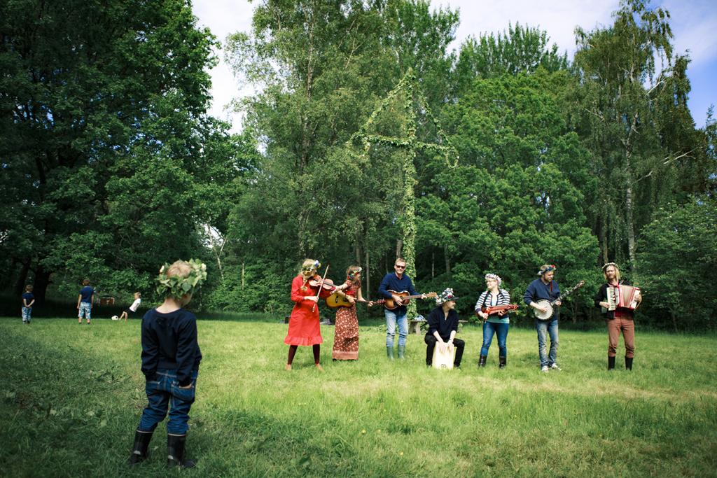 För oss återstår det bara att säga Stort tack för musiken! Ni är när som helst välkomna att återuppta traditionen! Midsommardagen 2015 Foto:Doris Beling Musiker eller musikentusiaster efterlyses!