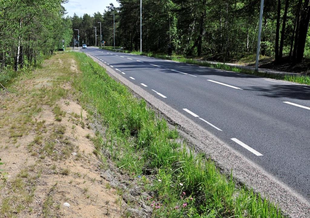 Trafikverket är väghållare för Dalvägen medan kommunen är väghållare för gång- och cykelbanan som löper längs vägens östra sida. Brotorpsvägen är en enskild väg som leder till parkeringsplats Brosjön.