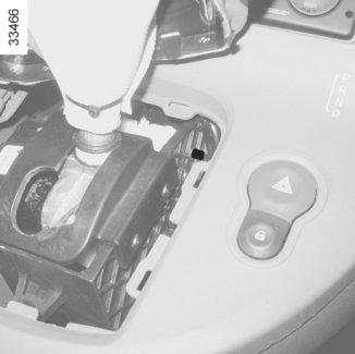 När motorn är avstängd fungerar inte servostyrningen och bromsservon. Före bogsering sätter man i nyckeln i tändningslåset för att låsa upp rattstången.