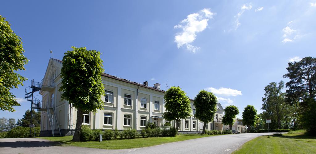 Vi tar emot både frivilliga placeringar men också flickor som placeras med hjälp av tvångslagen LVU (lagen med särskilda bestämmelser om vård av unga).