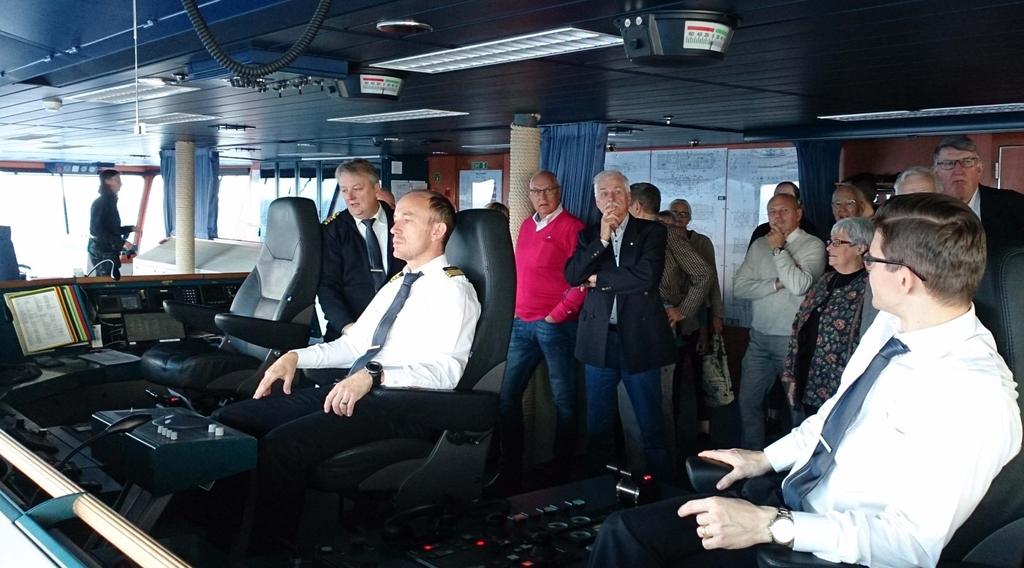 den väntande bussen som från början skulle vara två bussar men då trafiksituation denna dag var speciellt besvärlig på Södermalm och bussen rymde nätt upp 60 pers så var vi några som utan tvekan