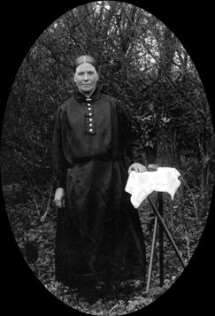 Johanna Larsson, min mormor. Mormor Hanna Larsson, föddes 1867, bodde i huset på Pårydsvägen 14.
