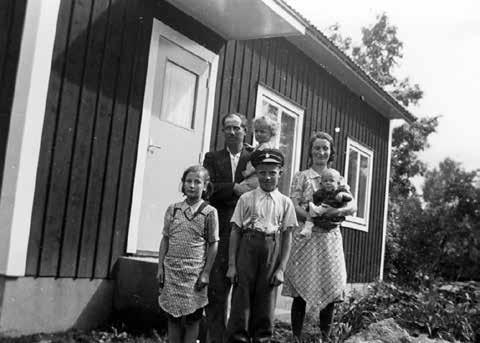 När vi flyttade till 1933 var det ett gammalt hus, smalt och högt med två och en halv våning. Far byggde ett nytt så kallat barnrikehus 1944. Jag var 8-9 år när vi byggde det.