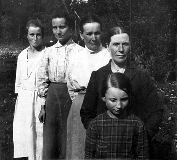 Min äldsta syster Maj-Britt bodde en tid på Pårydsvägen 14, där mormor bott. Hon gick ofta till Törnblads och hjälpte till med att handla (öde huset vid infarten till Alsjöholm från Nybro).