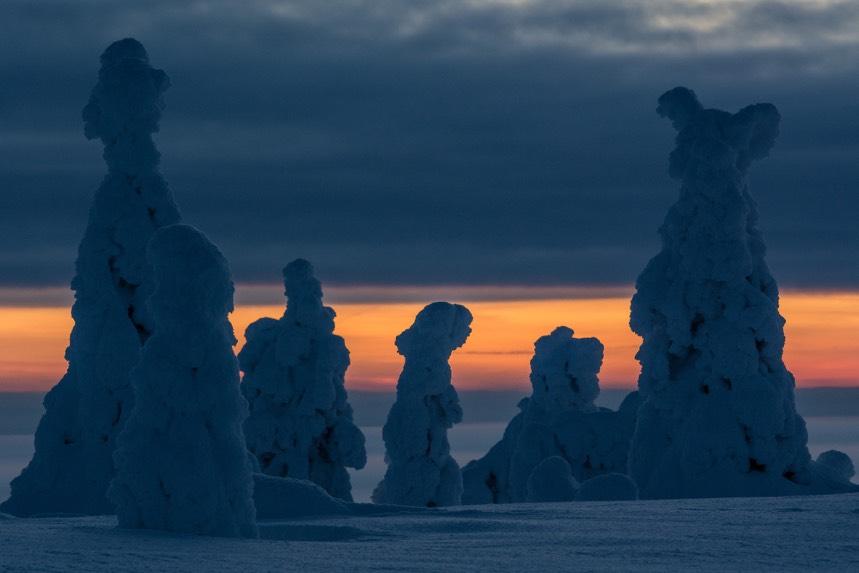 HEDERSOMNÄMNANDE Peter Pratsch: Riisitunturi Fin solnedgångsbild med vackra färger i molnen.