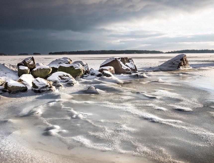 PUBLIKFAVORIT Anders Svartbäck: Oväder vid horisonten En vintrig kustbild. Vackert sidoljus som lyfter fram detaljer i isen. Blicken dras mot det ljusare till höger, och ger bilden en klar riktning.