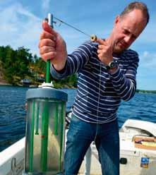 Dessutom mäts kontinuerligt vattenståndet i fjärdarna 16, liksom vattenutbytet mellan Björnöfjärden och Nämdöfjärden utanför. Provtagningarna startade 2011 och planeras pågå till minst 2020.