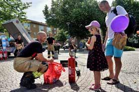 Det bjuds på loppis, musikunderhållning, aktiviteter för barn och tävlingar med fina priser samt självklart erbjudanden från handlarna.