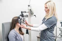 Det går till som hos en vanlig optiker, men innehåller fler moment där vi bland annat mäter hornhinnans tjocklek och topografi.