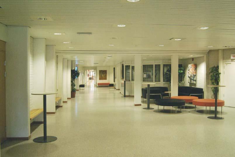 Karlbergsgymnasiet började byggas 1968 och stod färdigt 1970 5. Byggnaden består av korridorer och klassrum runt fyra innergårdar.