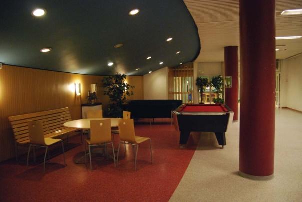 På entréplan finns gråa, gula, gröna och flera nyanser av beige golv. Väggarna är mestadels ljust beige, vita eller gula. På flera ställen finns orange skåp som accentfärg.
