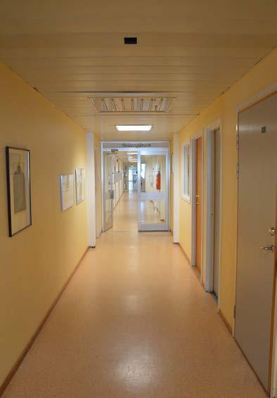 Taket och golvytan är rundade vilket också bryter mot övrig färg och form i byggnaden. UTANFÖR AULAN Figur 4.