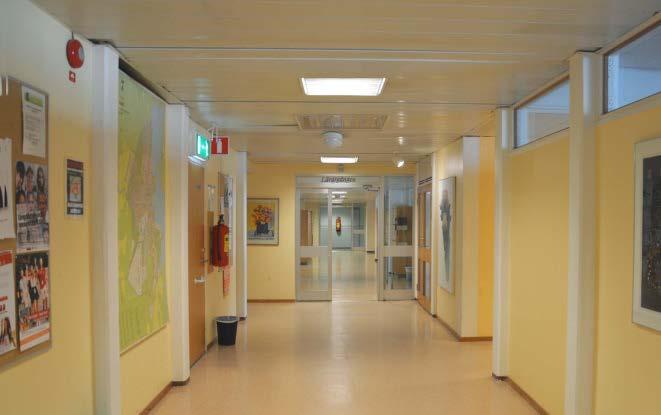 Noderna på platsen är cafeterian, en yta med elevskåp och sittmöbler, två trappor som används mycket samt utanför lärarrummet där elever och lärare möts. Figur 8.