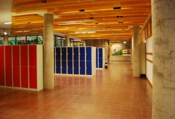 Likheter: Strukturen är rak och tydlig men ändå svår att förstå Liknande arkitekturstil på vissa delar; låg takhöjd och flera innergårdar.