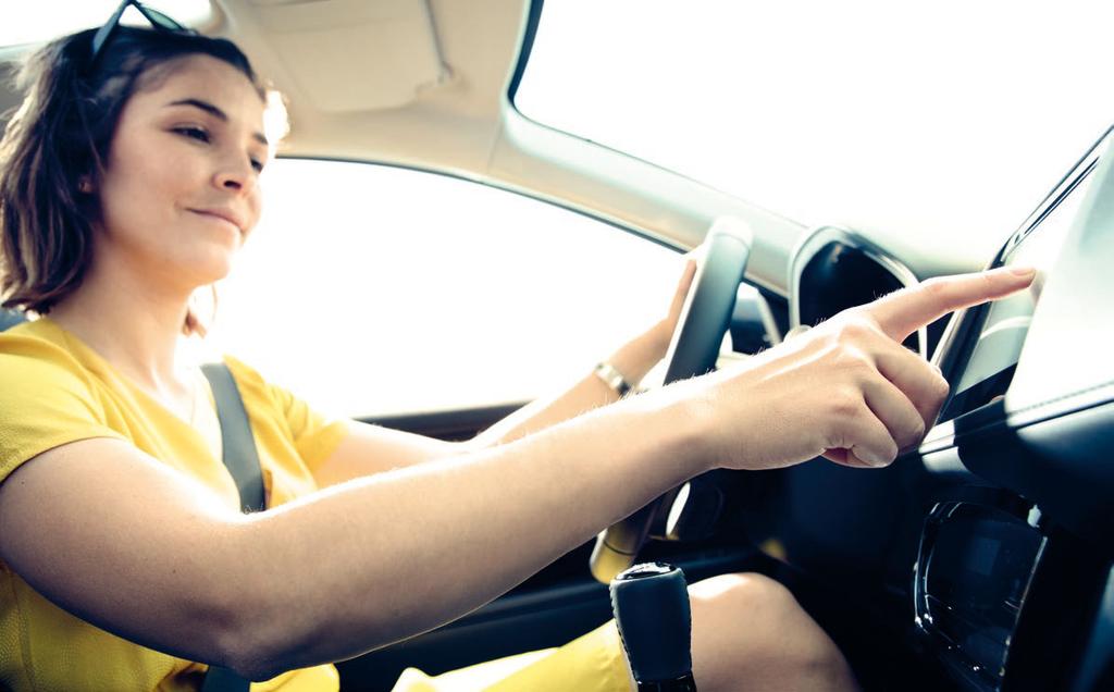 HÅLLER DIG UPPKOPPLAD HR-V har ett inbyggt Honda CONNECT ljud- och informationssystem* med 7-tums färgspekskärm, DAB digitalradio och Aha -app**.
