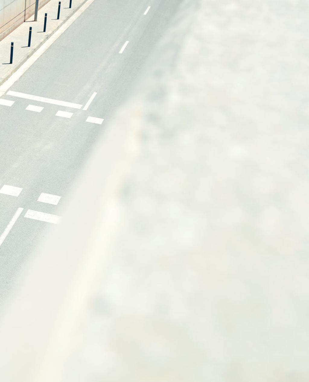 VARNINGSSYSTEM FÖR KÖRFÄLTSAVVIKELSE* Om bilen kör ur filen utan att du använder blinkers kommer larmet att blinka och ljuda för att uppmärksamma dig på att du måste korrigera filhållningen.