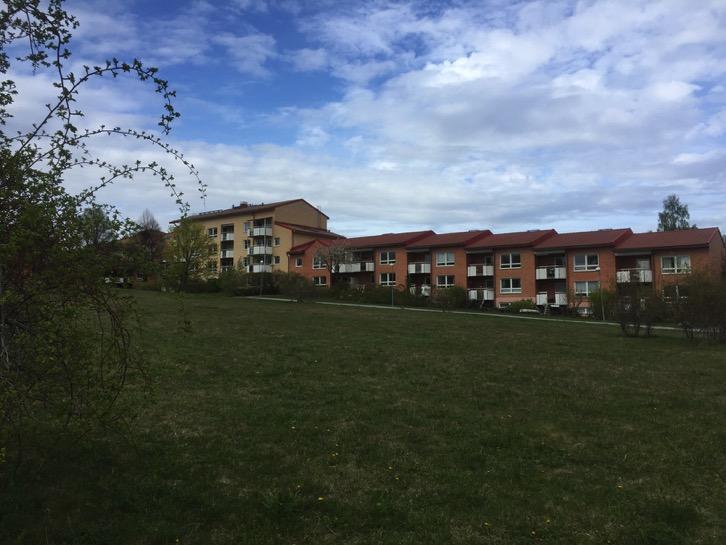 På det flacka taket på höghusdelen av hus E11 ska 68 svarta solpaneler läggas i rektangel.