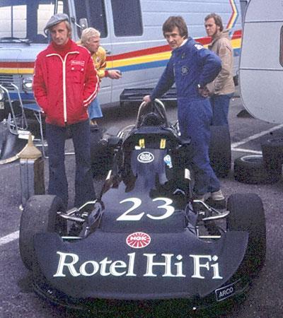 1976 På bilden Mats Nygren och Lennart Den 5 december 1975 blev Lennart kontrakterad av en racingfantast från Södertälje för att köra Formel 3 i en Rotel Viking TH1A i hela SM serien 1976.