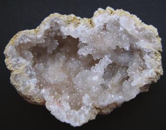 Geoder är stenar som, när de öppnas, visar en hålighet full av kristaller. Se till att den stannar i horisontellt läge. 4. Förbered nu en lösning av havssalt. Bild 3. Geod med kvartskristaller.