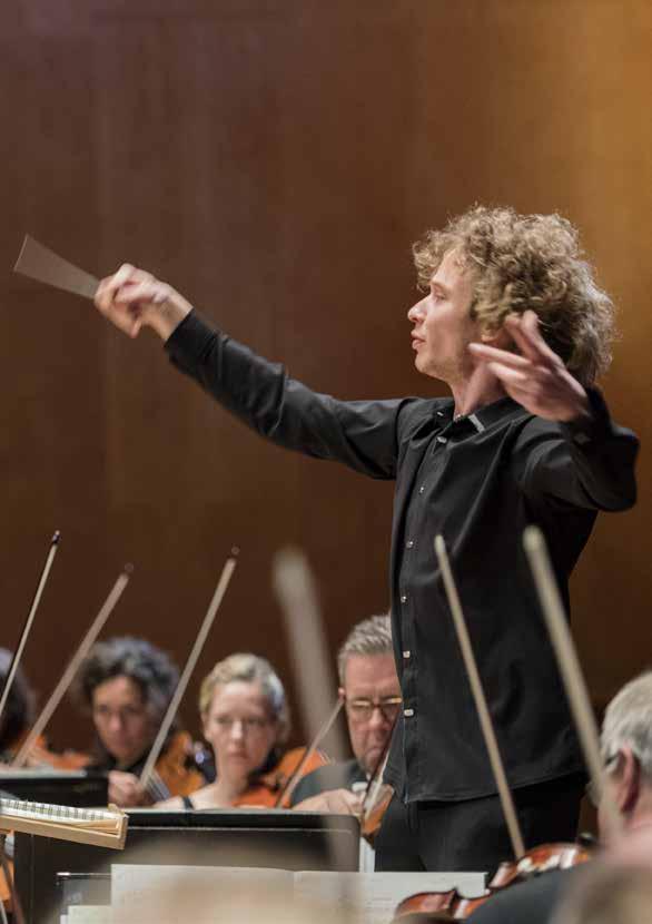 ONSDAG MELLAN 6 sept, 4 okt, 8 nov, 29 nov, 17 jan, 7 mar, 11 apr, 23 maj Möt Tjajkovskijs romantiska fjärde symfoni, dirigentkometen Santtu-Matias Rouvali, i Mahlers sexa, pianisten Hélène Grimaud