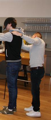 Dessa är alla erfarna och fortfarande aktiva montörer. Uppläringen är uppdelad i olika skeden och avslutas med ett gesällprov som måste klaras för att man ska få åka ut och montera på egen hand.